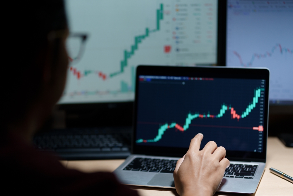 Swing Trading vs Day Trading Forex: Which Strategy Fits You Best in 2026?